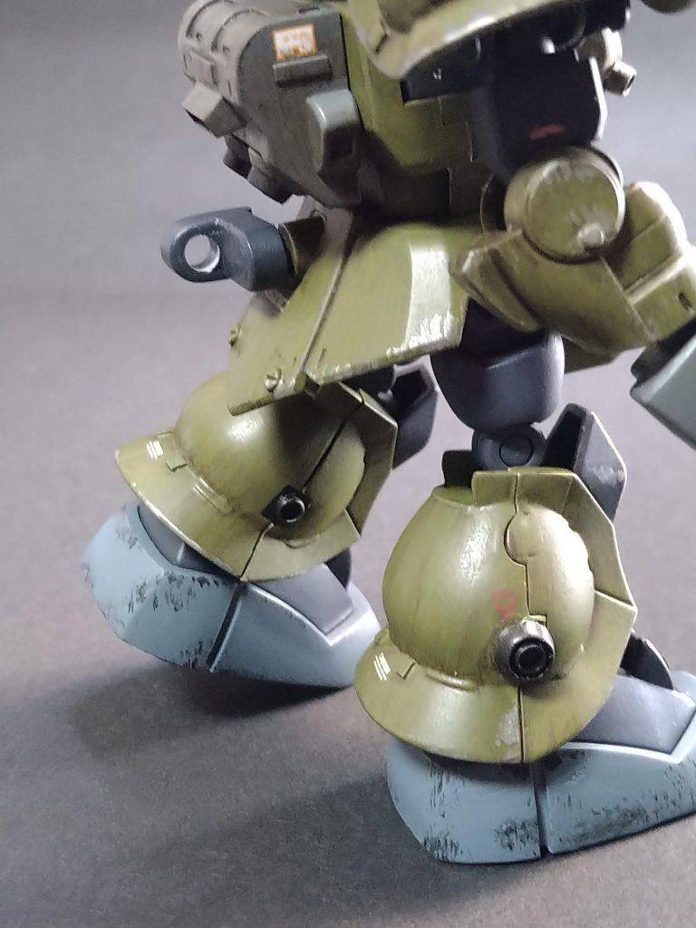 S型っぽく、元々キットにあった脚部の穴は、市販のバーニアパーツで蓋をし、機動性の向上を図ってます。キットは