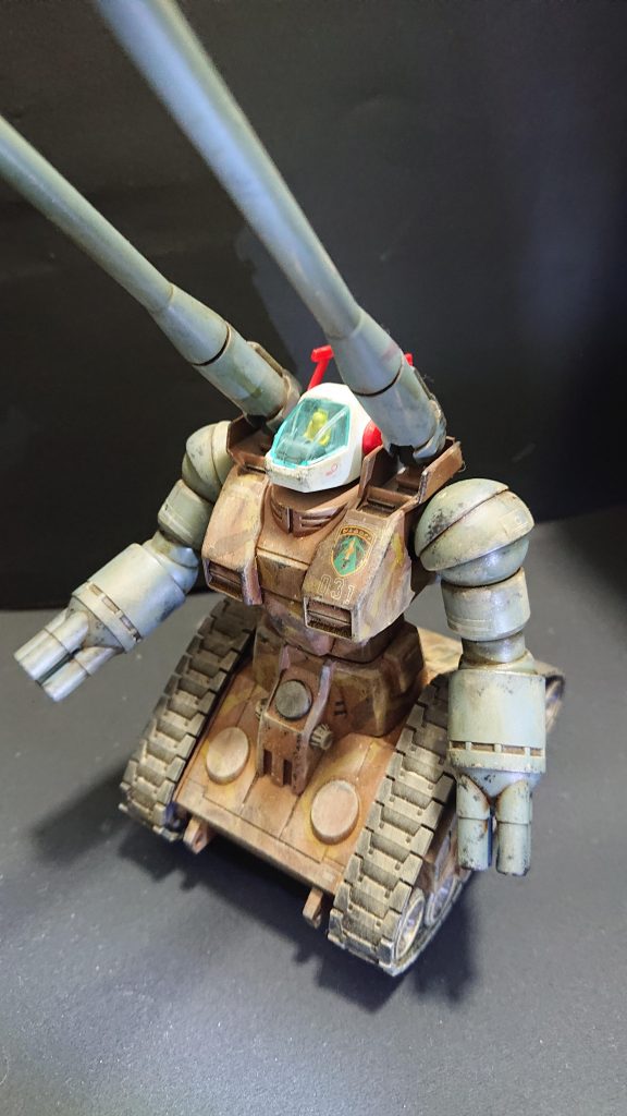 ボディとキャタピラ、輪転のみ塗装。迷彩は筆で適当にそれっぽく。案外、何とかなるもんですね(笑)後はあまりもののデカール少々。