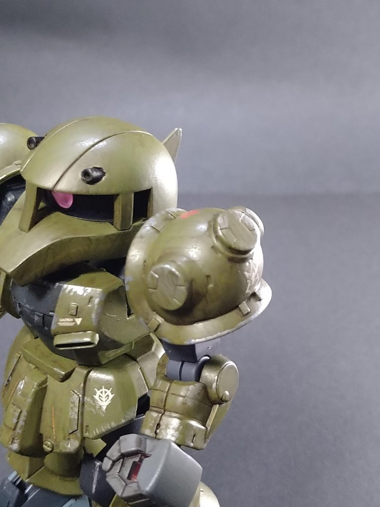 右ショルダーアーマーのスパイクは、切り落とし、市販パーツに置き換えました。胸部にはオリジン作品っぽくバーニアを貼付けました。