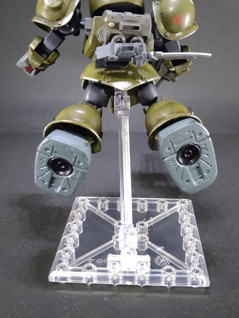 足部裏側の肉抜き穴は埋め、バーニアはメタルブラックで塗りました。 