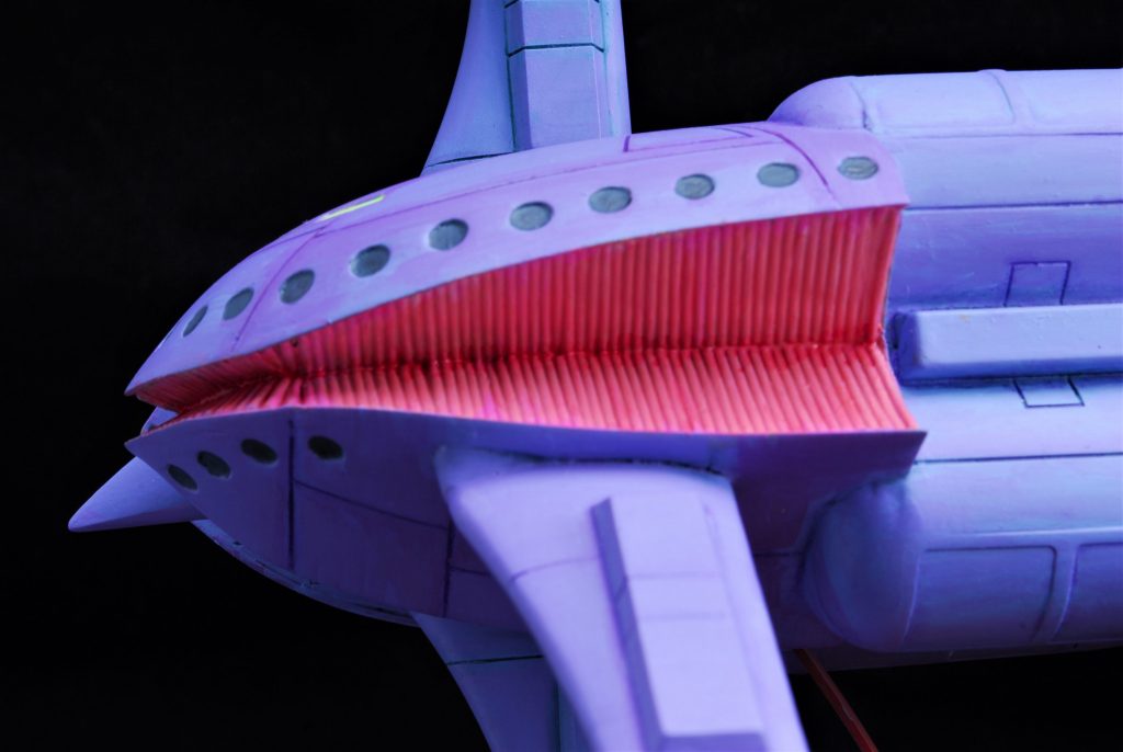 ボディ中央の割れている？箇所はプラ棒を並べて接着しました。