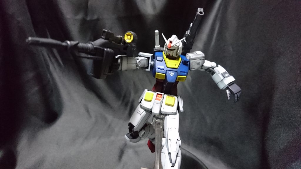 前期型のビームライフルはゴツくて格好いいですね、勿論おなじみの中期型のライフルもガンダムによく似合ってて好きです。