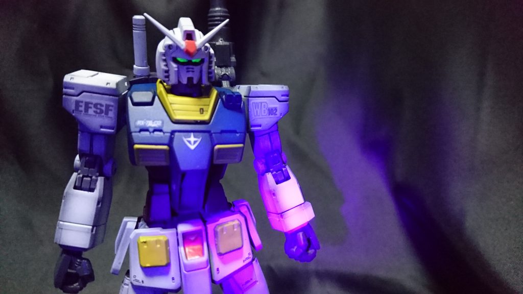 ツインアイは蛍光塗料で塗装していますのでUVライトを当てる事で発光します