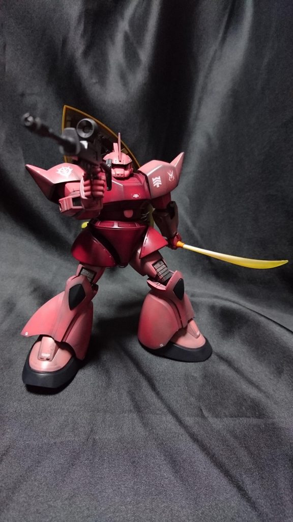 古いキットなのでそれほどポーズは取れないですね。カラーリングはシャアピンクに少々シャインレッドを混ぜて落ち着いたピンクに調色しています