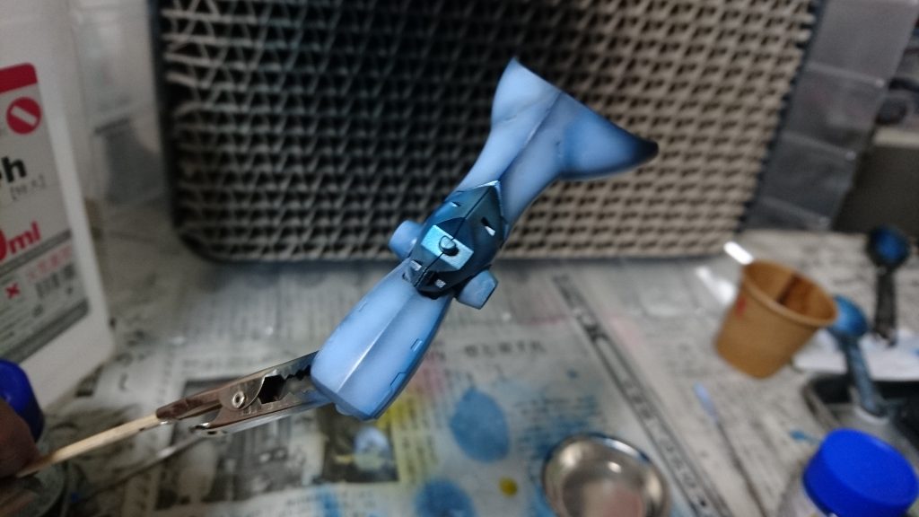 調色したブルーをグラデーション塗装してます、エッジ部分に下地のメタリックブルーの陰影が付き独特な表現が出来たと思います。