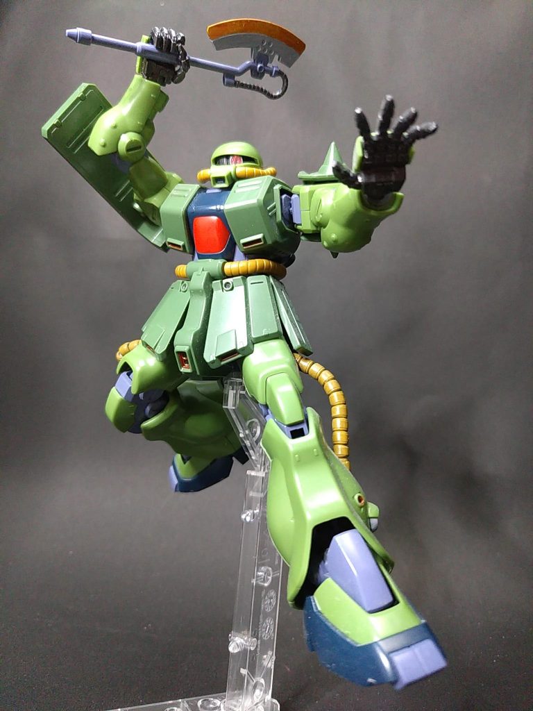 ヒートホークの持ち手はMSハンド(ジオン系)の銃持ち手の人差し指の角度変更と親指に隠れているように見せるために、指先を切ってあります。手の甲はキットの物を使っています。