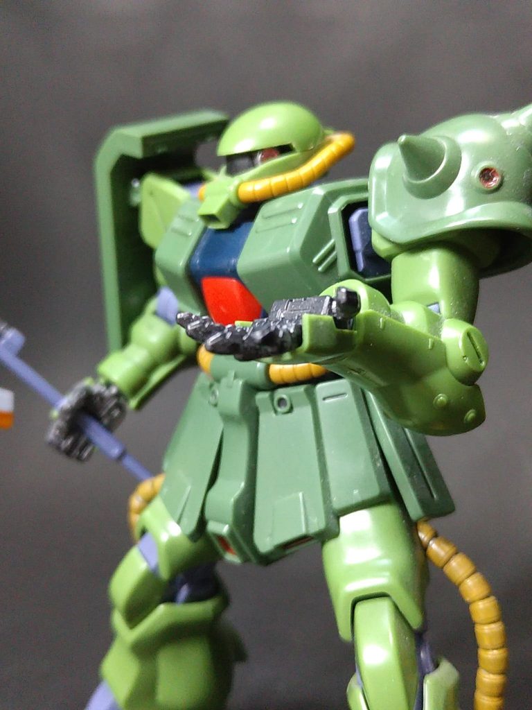 アルが手のひらに乗っている風に。モノアイはほぼ真横まで動かせます。