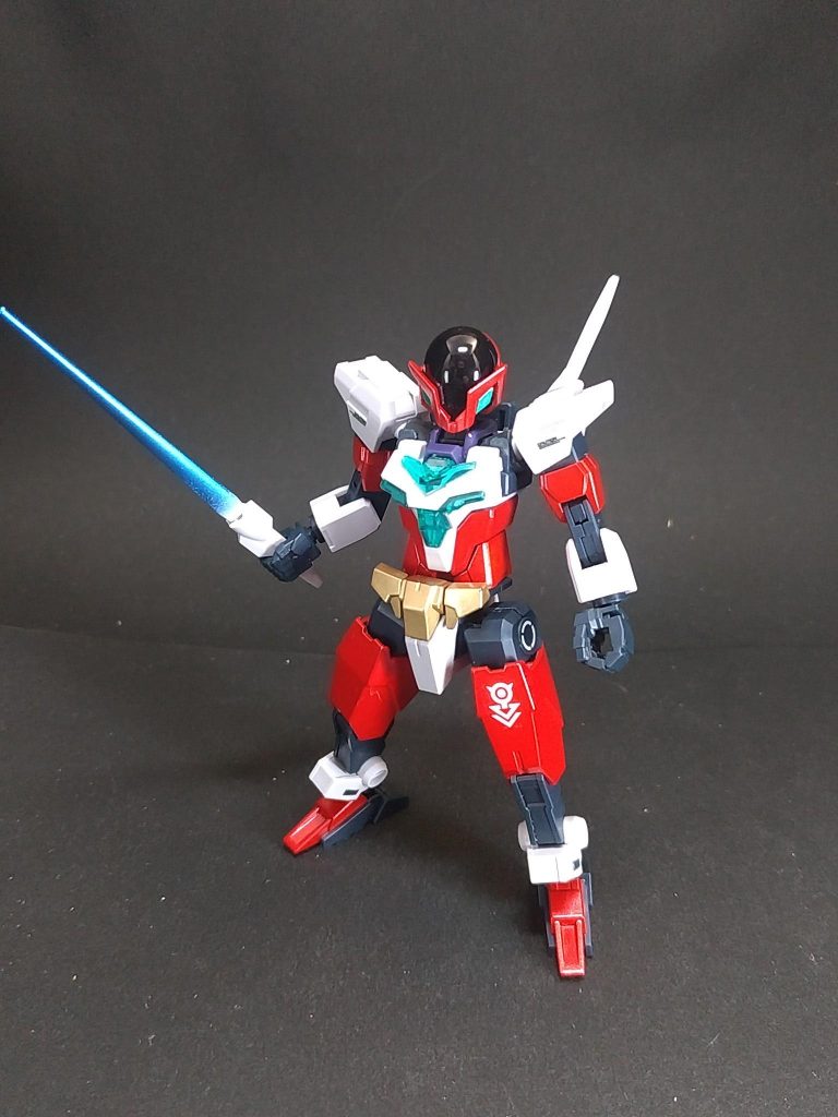 手脚を外すとコアアルスランガンダムになります。サーベルの刃は、アースリィガンダム付属の物を使いました。色はあまり見かけない青(F90くらいかな?)にしてみました。ガンダムマーカーメタブルーで塗装、ホワイトでグラデーションを入れてみました。他のビームの刃も同様に塗装しています。