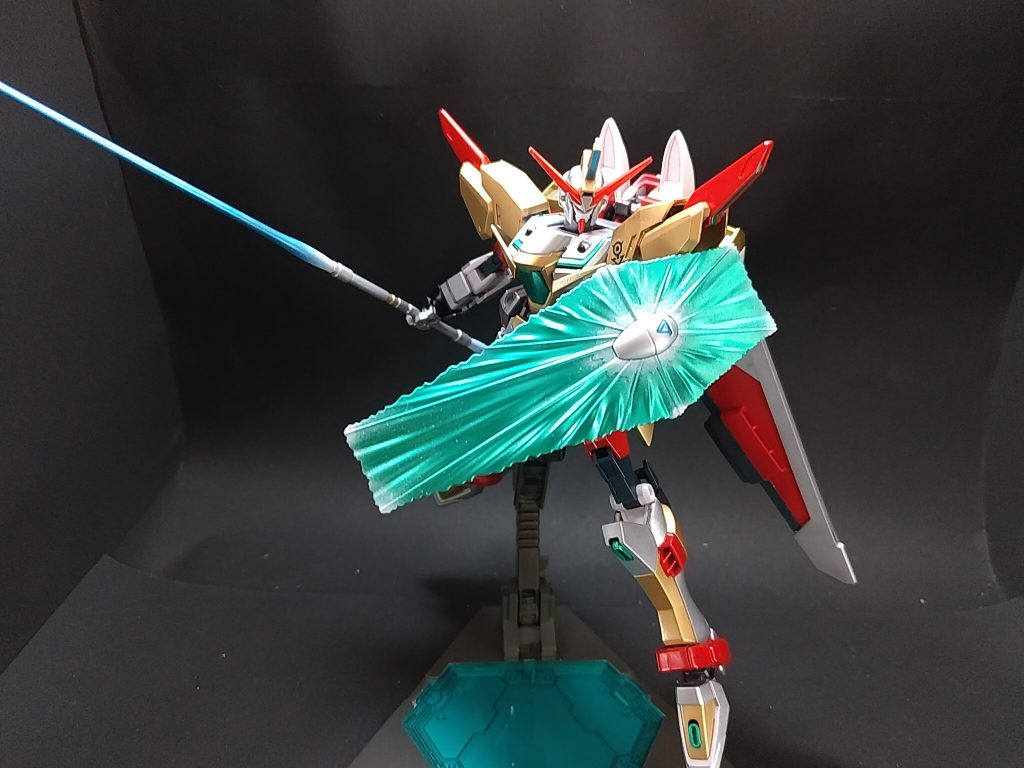 「ジャスティスシールド！」迷いのある攻撃では傷つく事の無い決意の盾。ビームシールドはガンダムマーカーメタグリーンで塗装。中央と角6ヶ所をホワイトでグラデーションを入れました。