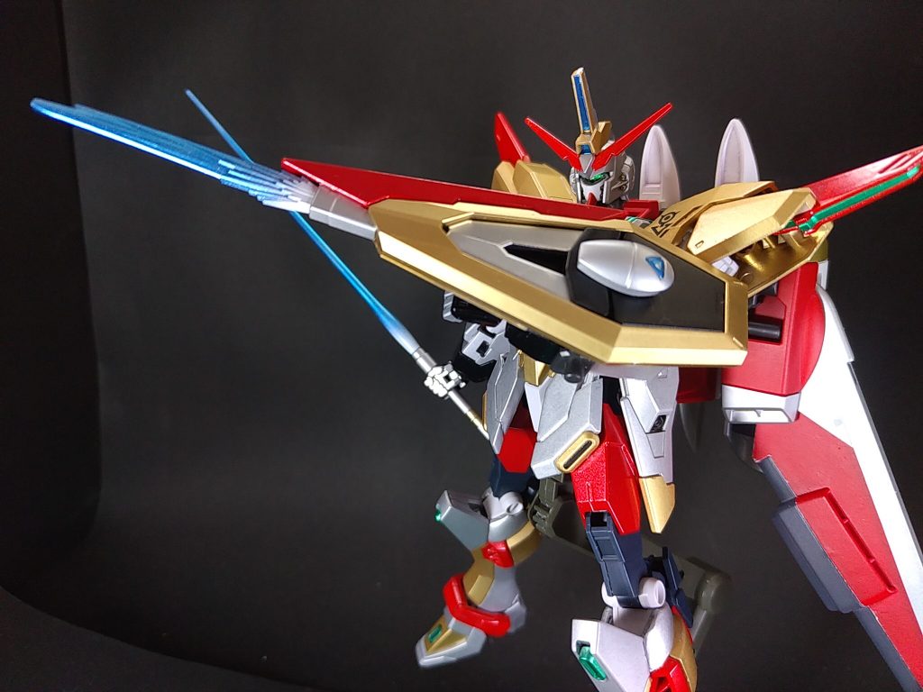 「ジャスティスブレード！」決意の盾から発せられる光の刃が悪を貫く。