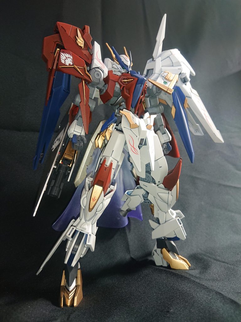 右から。右肩にはダブルリベイクの肩ユニット、腕にはゼルトザームのキャノンをトリケロスに見立ててます。