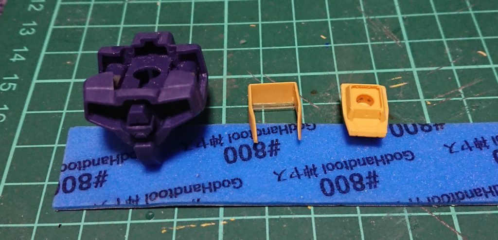 襟部分の塗分けが面倒だったので、黄色いパーツを分割。薄いプラバンを使って挟み込みできるようにしました。余計に面倒でした。