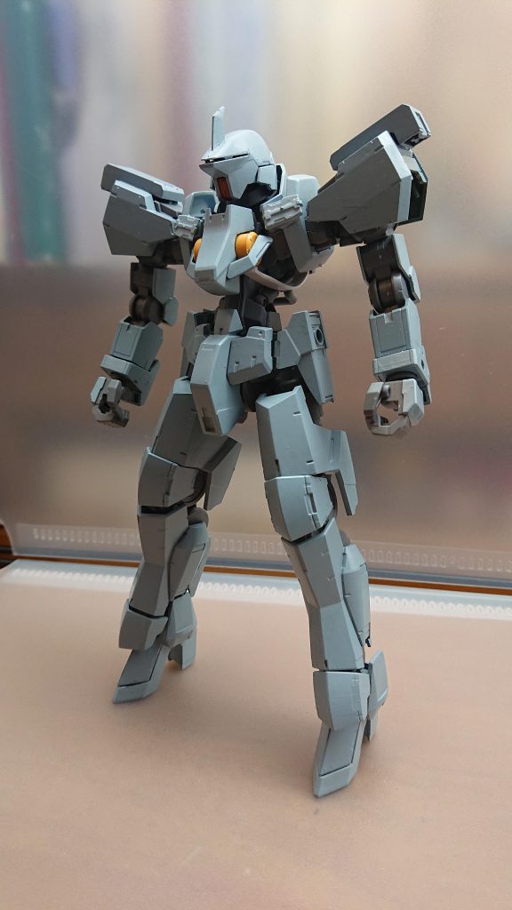 上級戦闘員は頭部にアンテナがありヴァルハラ戦闘員を指揮するだけでなくこの機体に搭乗しているエレクトロンは自分が地球に存在する物の中で最も印象に残ったものをイメージすることで機体の姿を変化させることができるこれを可能にする為に開発されているヴァルハラグレイズには特殊な形状記憶合金が使用される