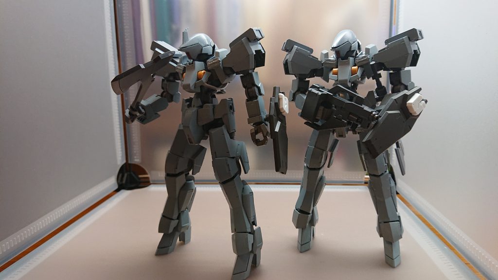 ヴァルハラグレイズがヴォルフのパイロット達がいる訓練学校に攻撃を仕掛ける突然の攻撃に訓練学校は一瞬にして戦場と化したのである