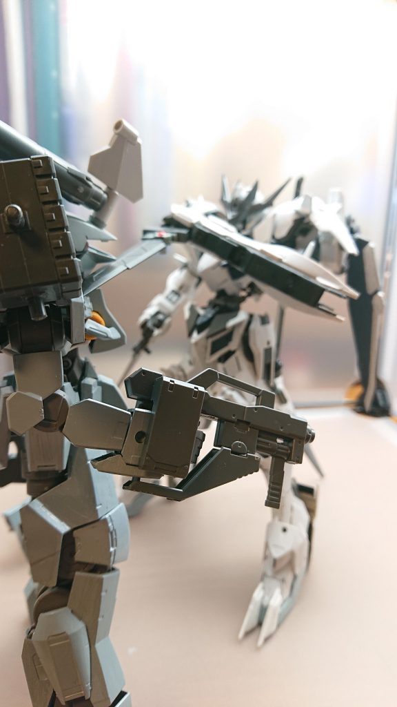 隙を突いてバルバトスヴォルフの短剣がミサイルグレイズの装甲を切り裂く!