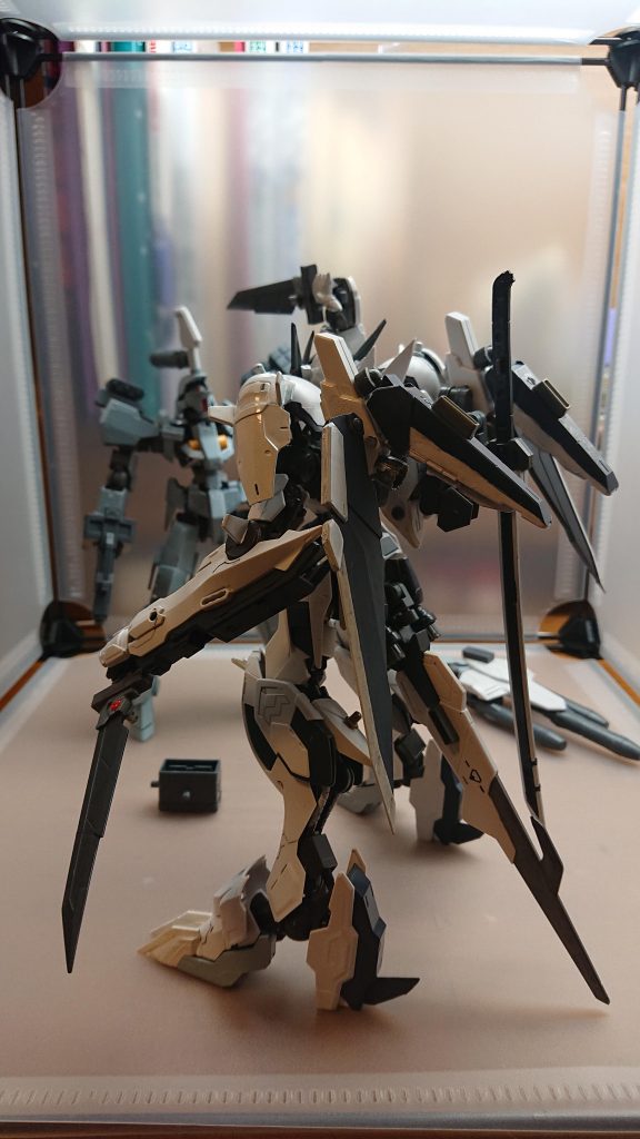 怒涛の連続攻撃によりミサイルグレイズは破壊され、爆破!!バルバトスヴォルフが勝利する一方この作戦で戦ったヴァルハラグレイズとミサイルグレイズのパイロットは大破する瞬間に機体を脱出していたエレクトロンは万が一戦闘で機体が大破しても近くに電波が通っている回線があればそこから脱出して電脳世界に戻ることができるのであるしかしエレクトロン自身もダメージを受けているため再び戦闘に参加する場合はしばらく時間が掛かる