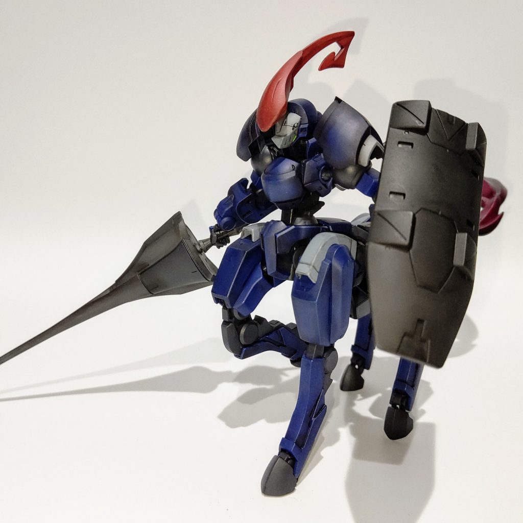 初めての人様からの製作依頼…何事も経験だ‼️と、ノリで安請け合いしてしまいましたが…素組のモンテーロを一月近く眺めてはみたものの、呆れるほど全く作りたいもののイメージが沸いてこず…w最終的に、元キットのお尻がトールギスに似ているから‼️と、トサカを付けてみて、何だかプロマキス・ジーぽい…人馬大好き‼️と何故かケンタウロスになってしまいましたwΣ(Д゚;/)/ 依頼を受ける際に『自分の作りたい物しか作れない人だから、どうなっても責任は取らんよw?』と、了承はもらってはいましたが…どうしてこうなった…w結局、使用したモンテーロのパーツは、頭部・二の腕・股関節パーツのみとなっております…(´・ω・`; )