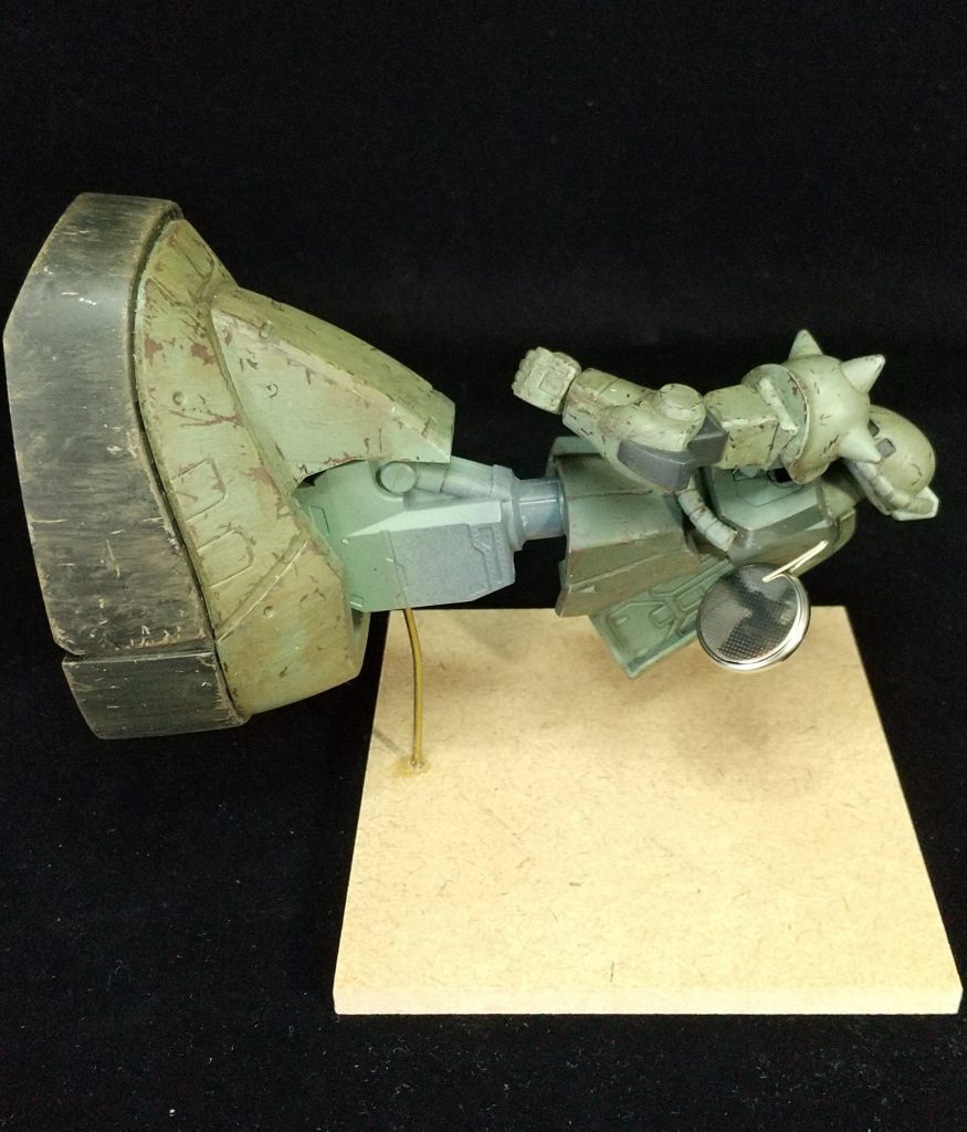 300円のザクの上半身、メガサイズの足だけを使っています。足裏側から見られるように台座に固定しています。 見えない部分は色さえ塗ってません（笑）