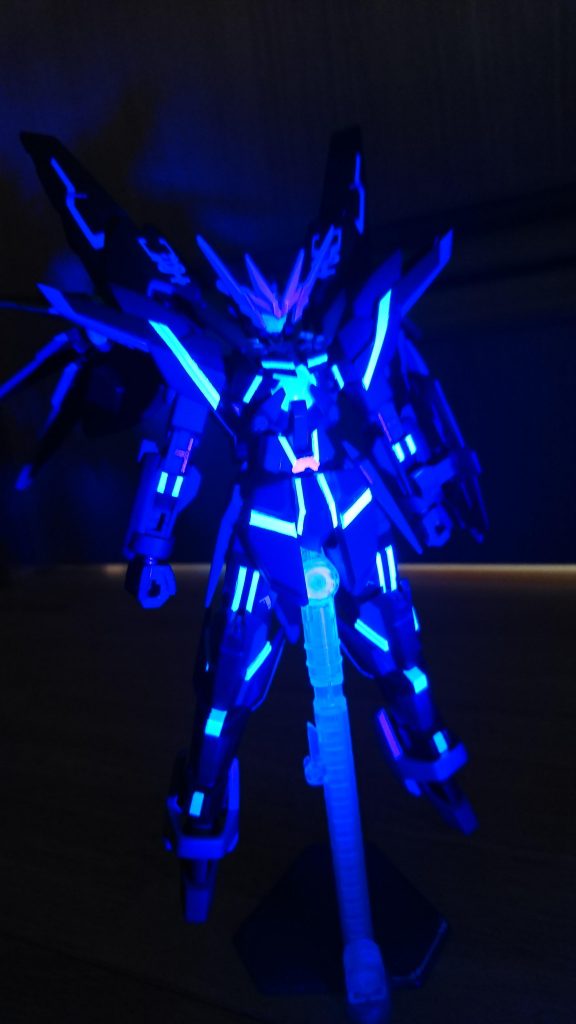 暗闇にてブラックライト照射したときの画像になりますTLカラーという特殊な塗料を使用しましたRGシステムの発光をイメージしました