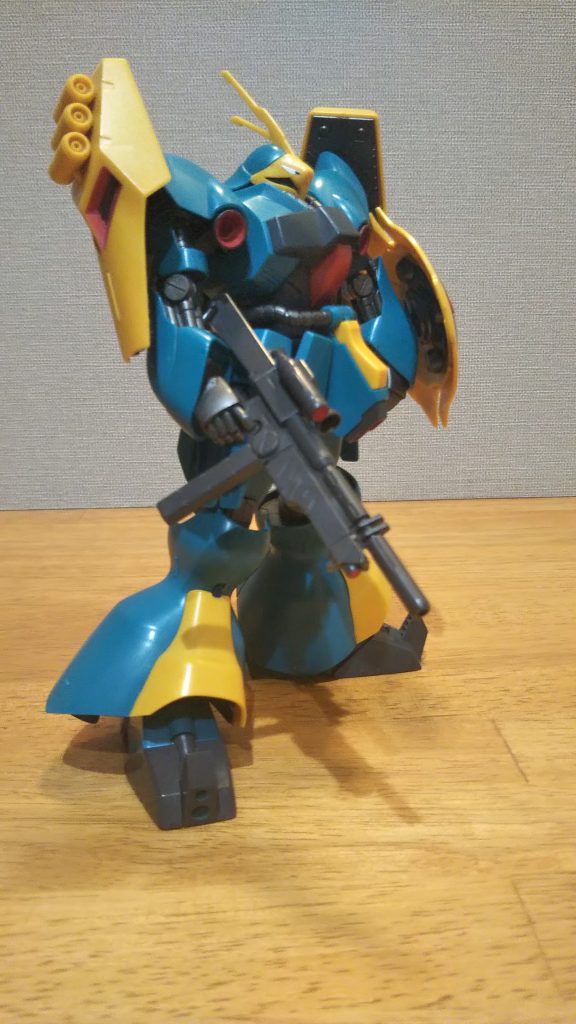 普段は武器などは持たせないのですがガンスタ用に持たせてみました。後はアクリルガッシュでの筆塗り部分塗装なのでディスプレイ専用です。塗装は剥げやすいです❗️💦筆ムラが少ないので この方法で筆塗りしてます。