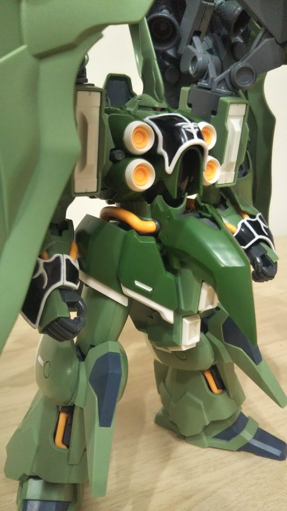 別アングルから エングレービングは厚めに筆塗りしています。エアブラシ(エアブラシ❓エアーブラシ❓どっちなんだろう🤔)を使える環境ではないので😭なら筆塗りでしか出来ない丸みを帯びた感じを出したかったので何度も何度も塗料を重ね塗りして厚くしました。使った塗料はアクリジョンだったかな🤔