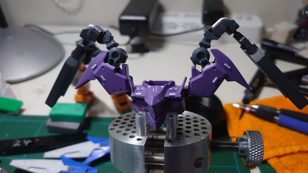 肩パーツの調整中です。