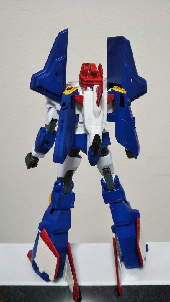 後ろから元は変形可能なキットなのですが、今回は可動をさせたいので変形はオミットしています。