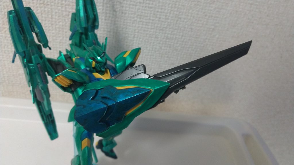 【武装1】複合型レギルスシールドライフルXラウンダーが搭乗することが前提のレギルスと違い汎用機として開発された為、ビットは廃止されシールドにビームシールドを定着させる形に変更された。またライフルとシールドを一体化することでエネルギーの効率化を測っている。