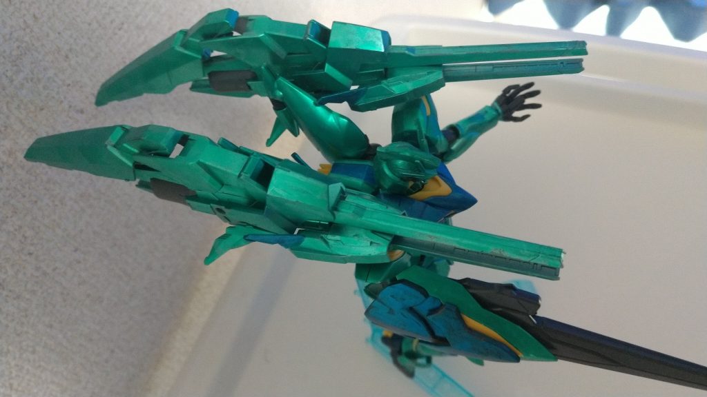 【武装2】改良型ブラスティアキャノンブースターキャノンとして搭載された砲台。AGE‐FXのブラスティアキャノンを改良し搭載された。デッドウエイトを避けるため下写真の様に固定砲台として遠隔操作も可能。重力圏外であれば単独飛行も可能である。