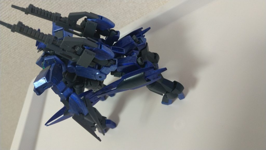 前と後ろから見た画像。両膝のユニットはスラスターの反対側を突撃用の槍に見立てて装備されます。