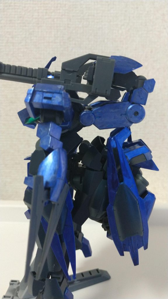 後ろの脚部は収納可能であり、通常のMSより少し大きい程度で格納可能になっております。また、この状態では後ろ足の膝スラスターが通常スラスターの様に使用できます。エイハブ・リアクターをスラスター専用にしているため通常機より出力は向上しております。