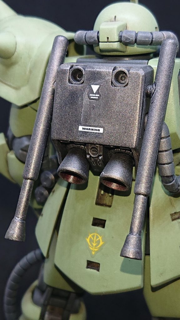 バックパックのサイドに穴を開けて差し込んだだけです。