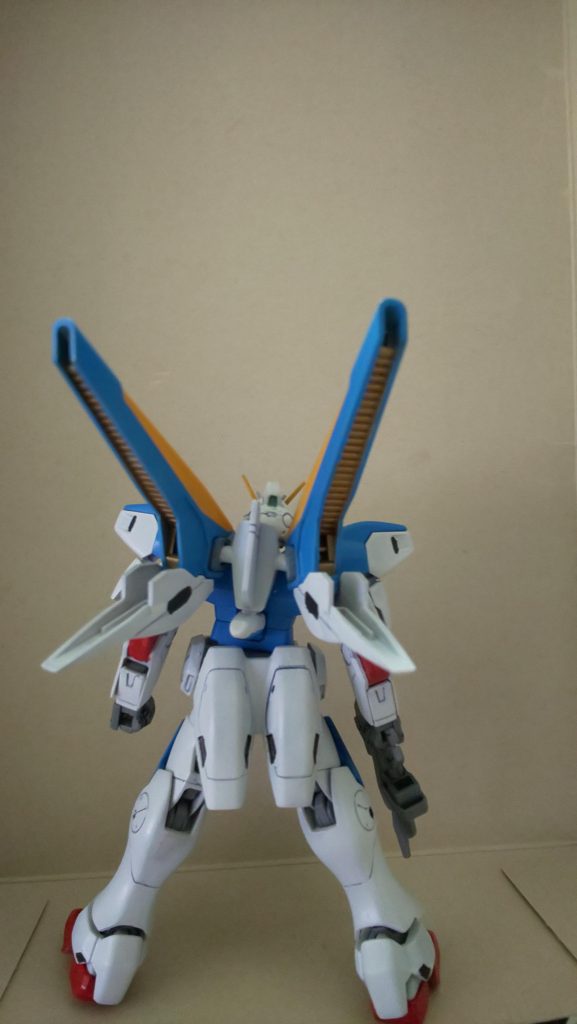 ミノフスキードライブのメタリック塗装です。下地ブラックの上にスーパーゴールド2を吹き付け、クリアイエローを吹きました。 