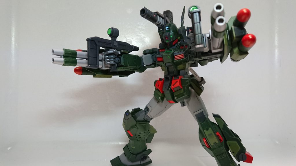 武装の一部にスーパーナパームを巨大化させたような設定の物を用意。これはF90 M-TYPEの魚雷そのまんまを使用してます。本当はミサイル系のつもりでしたが密林戦をイメージしてるので、河川用の魚雷でいいかも…あと腰にビームサーベルを引っさげてますが、抜刀シーンは撮り忘れてしまいました…