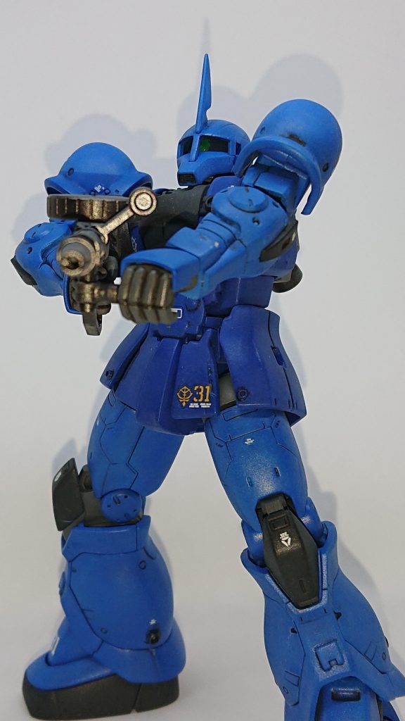 ザクマシンガンを構えて。