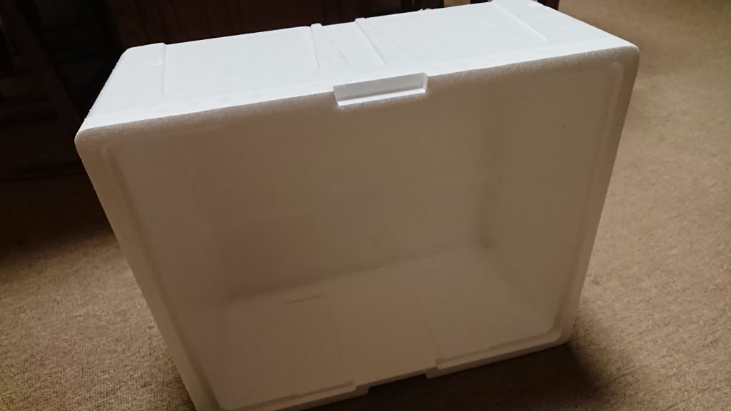 撮影にはたまたまとってあったデカい発泡スチロールを撮影ブース代わりに使い、棒状の懐中電灯を光源にして撮影しました。ほぼ全塗装ともなると、動かすのが怖くて大胆なポージングができず苦労しましたw