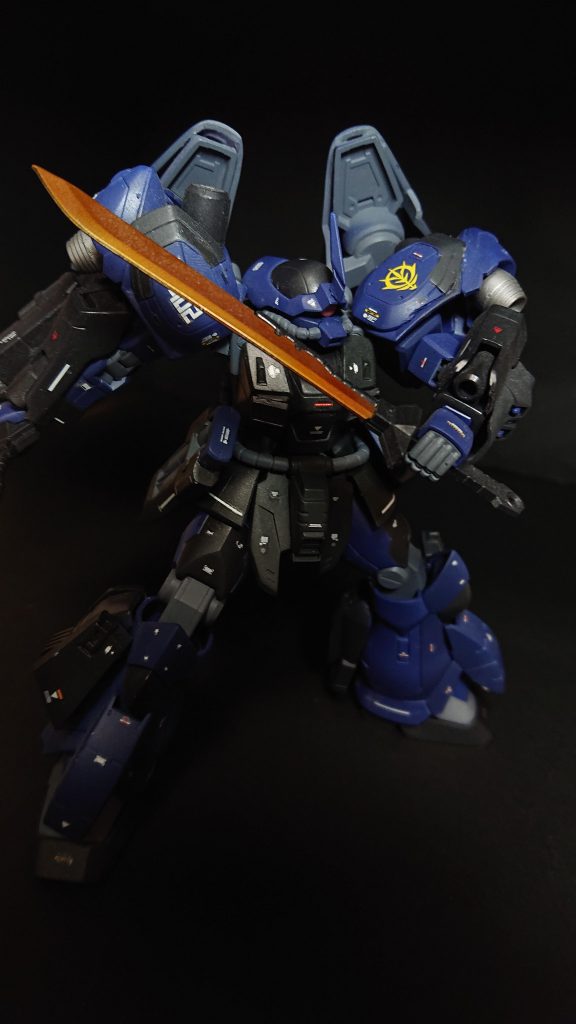 ヒートソードを構えてジムⅢのミサポが干渉してあまり股が開けないのが難点。