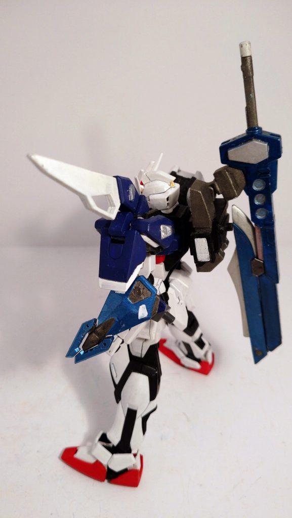 バックショット。アロンダイトは折り畳んで背中のラッチにマウントします。