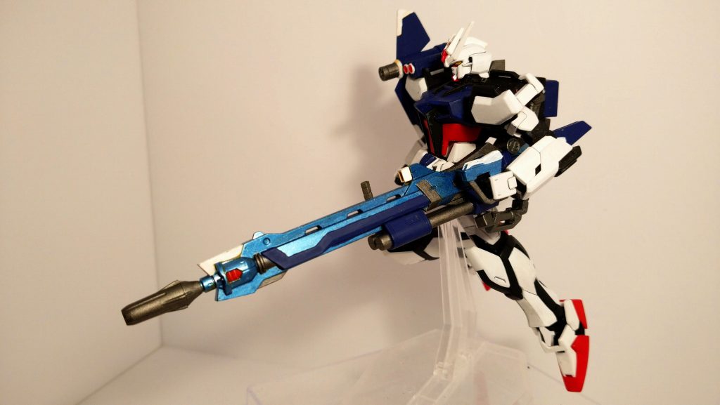 320mm超高インパルス砲「アグニ」全長約20mの大型ビーム砲。掠めただけでモビルスーツの装甲を破壊し、一撃でコロニーの外壁に大穴を開ける程の威力があるが、それに比例してエネルギー消費量も多い為、長時間の戦闘には不向き。劇中ではアグニに直接パワーケーブルを接続し、アークエンジェルからのエネルギー供給を受けて使用した事もある。