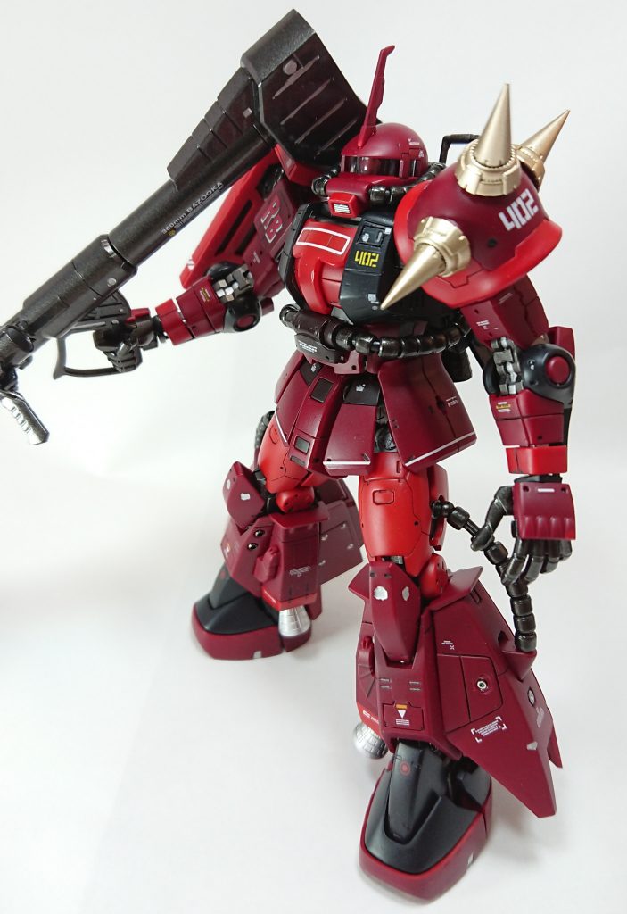 左肩のスパイクをビルダーズパーツに交換してみましたが、なんかコレジャナイ感が漂っている気が、、、ライザクよりもドズルザクに合いそうな意匠。