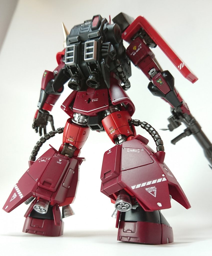 脚部とバックパックが特徴的なので、後ろからあおり気味に見ると迫力満点だなあと思います。