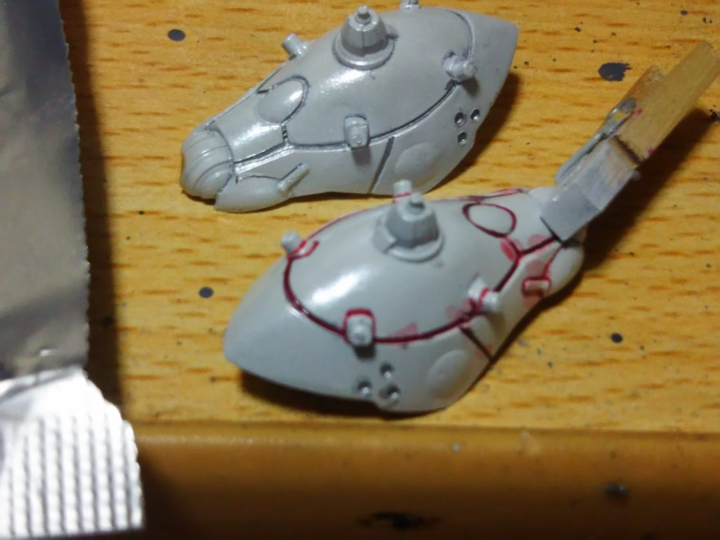 前回同様メタルプライマーを塗って、白い部分はクールホワイト、ダイヤモンドシルバー（パールコート）、スーパークリアーⅢＵＶカットを塗りました。タンクにはパールコートは塗ってません。