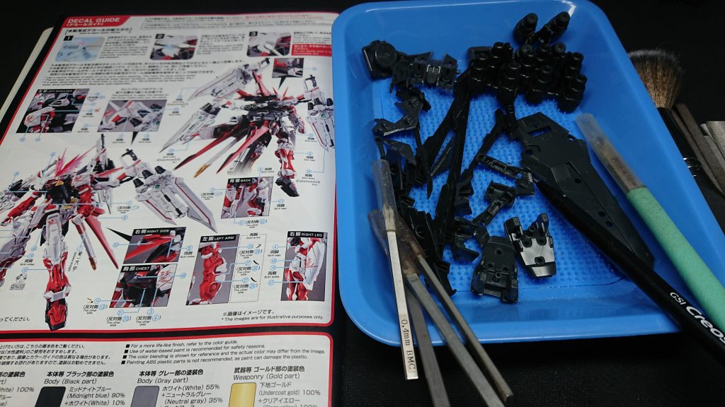 接着剤が乾燥する迄はタガネでモールドを彫り直ししてゲート処理を。