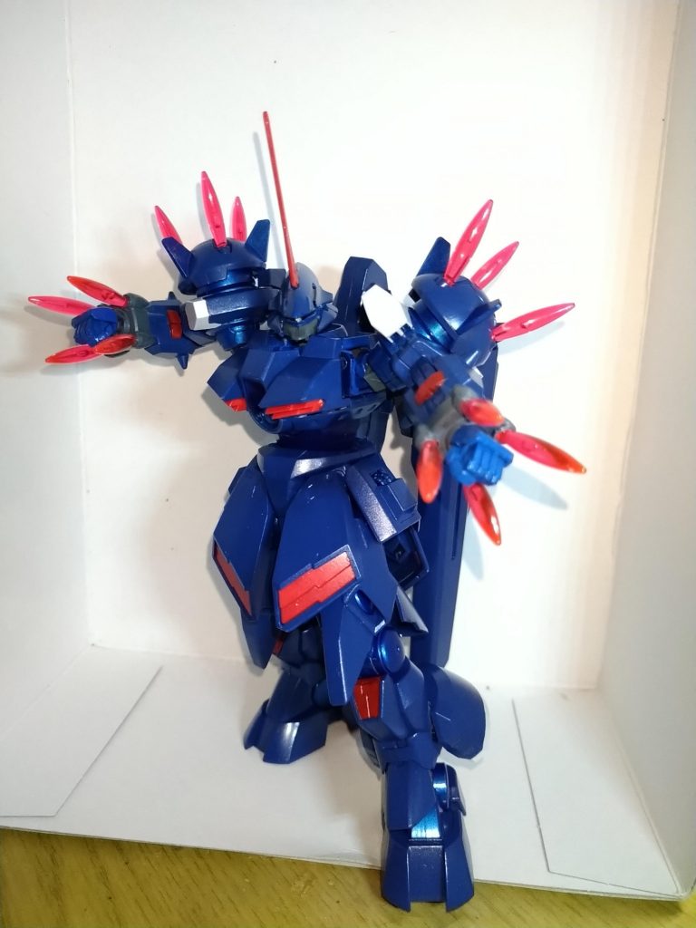 格闘に全振りしたモビルスーツですビームスパイクも出せるので物理格闘、ビーム格闘両方こなせます