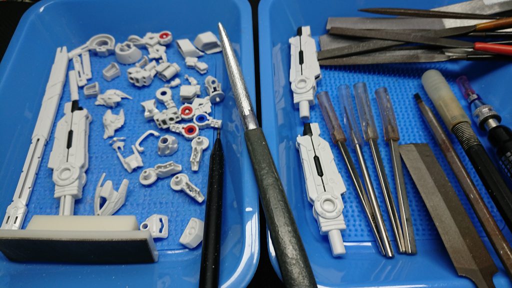 鉄製の工具で面出しとバンダイエッジの処理を。