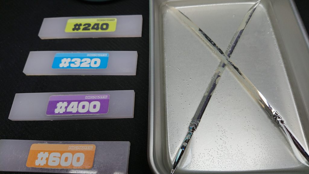 漂白剤でメッキ剥がしをして耐水ペーパーの張り替えを。