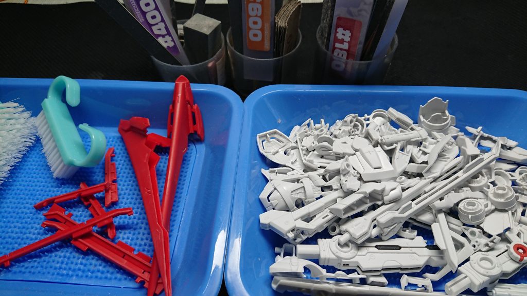 耐水ペーパーで、水研ぎして表面処理を。