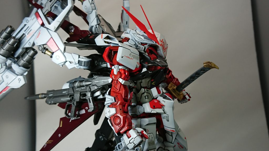 フレームはサフを二色使って発色を変えて変化を付けてます。