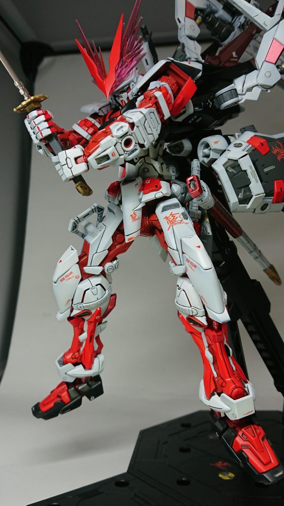 レッドフレームと言えば、ガーベラ・ストレートを装備で。