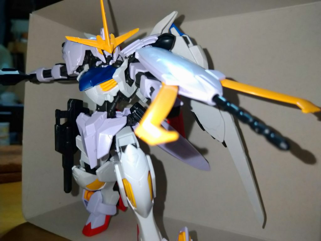 端白星を組み終わり、適当にアレコレ取り付けてみたら降りた瞬間です…使用キットは端白星、バルバトスルプス、バエル、アスタロトオリジン…と、なっております。 